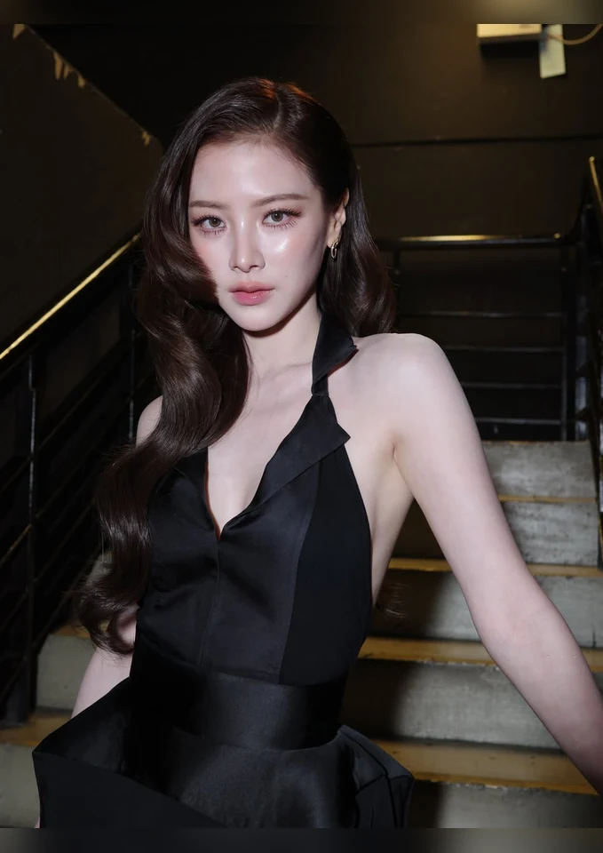 ใบเฟิร์น พิมพ์ชนก ลุคชุดราตรีสีดำ