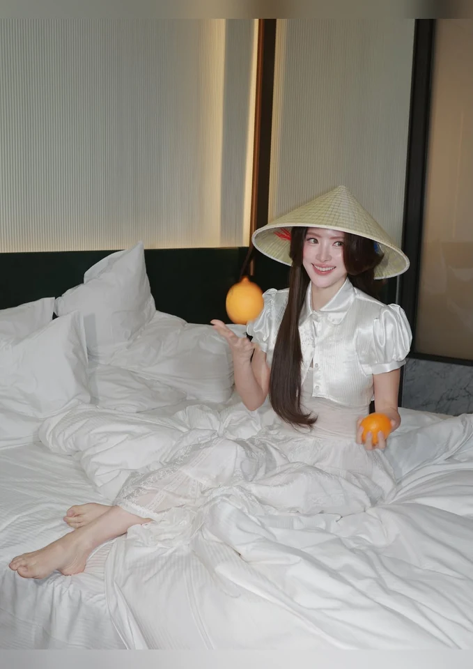 ใบเฟิร์น พิมพ์ชนก ลุคสดใสสวมหมวก