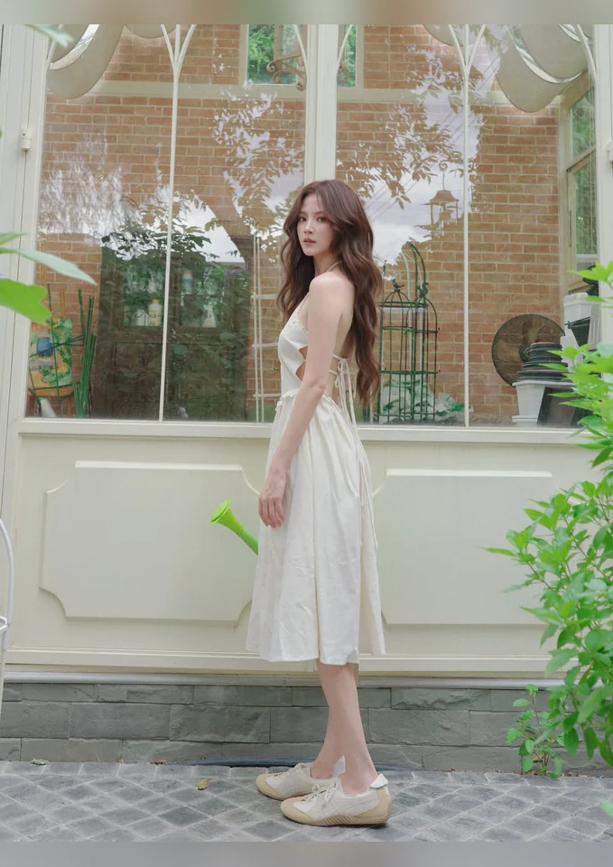 ใบเฟิร์น พิมพ์ชนก แฟชั่นเดรสสีขาวกลางสวน